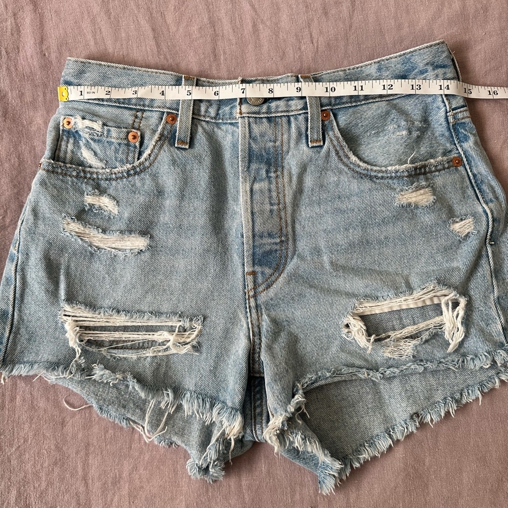 Distressed Levi’s Jean Shorts - Picture 4 of 5